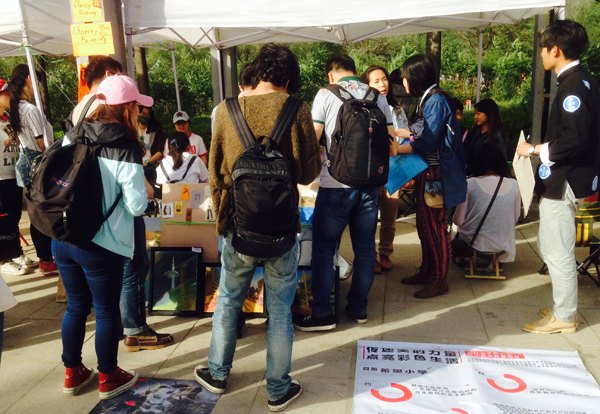 傳遞美的力量、點亮彩色生活:造型基礎部草莓音樂節開展公益活動