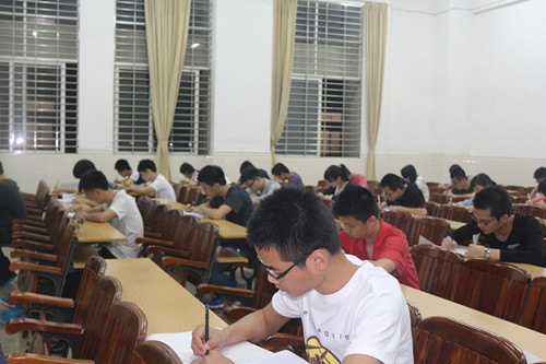 石油工程學院組織學生黨員理論知識考試