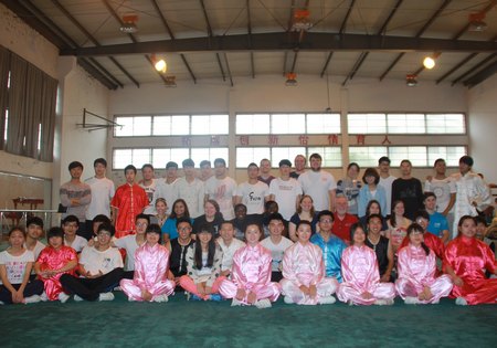 美國(guó)學(xué)生代表團(tuán)觀摩傳統(tǒng)武術(shù)表演