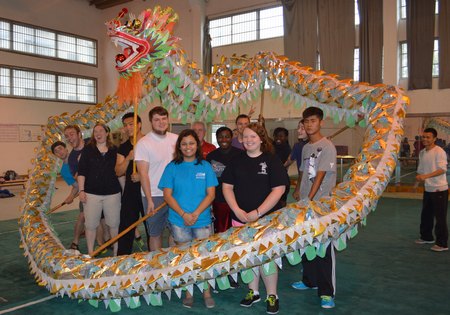 美國(guó)學(xué)生代表團(tuán)觀摩傳統(tǒng)武術(shù)表演