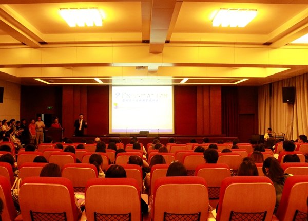 景德鎮(zhèn)陶瓷學(xué)院舉行“不負(fù)夢想”留學(xué)主題報(bào)告會