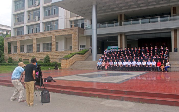 難忘師恩 難忘母校——學(xué)校領(lǐng)導(dǎo)班子與2014 屆本專科畢業(yè)生合影留念