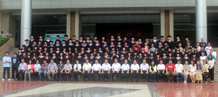 難忘師恩 難忘母校——學(xué)校領(lǐng)導(dǎo)班子與2014 屆本專科畢業(yè)生合影留念