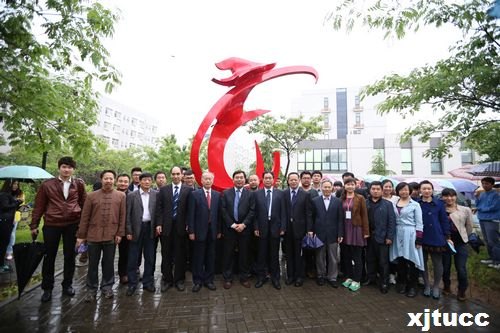 西安交通大學(xué)城市學(xué)院舉行藝術(shù)系雕塑捐贈揭幕儀式