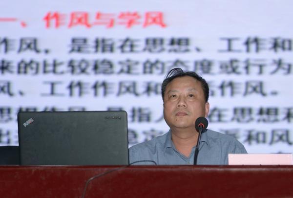 校紀委書記凌生春為師生黨員上黨課