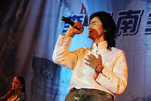 藏族小伙唱響畢業季 感恩惠院悉心栽培