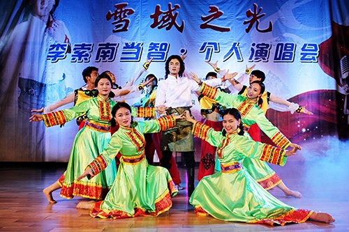 藏族小伙唱響畢業季 感恩惠院悉心栽培