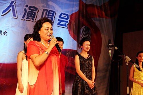 藏族小伙唱響畢業季 感恩惠院悉心栽培