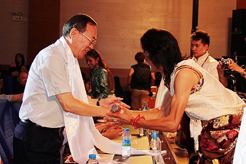 藏族小伙唱響畢業季 感恩惠院悉心栽培