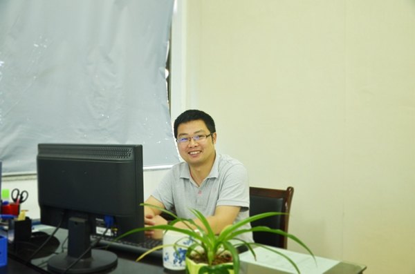 【踐行社會主義核心價值觀】讓思政課亮起來 ——記“第二屆我最喜愛的老師”許亮