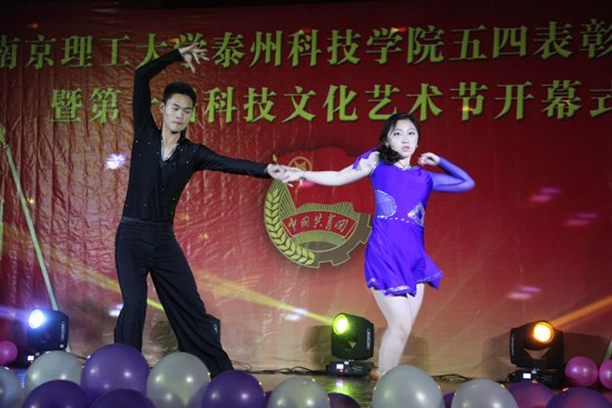 南京理工大學泰州科技學院舉行慶五四暨第十屆科技文化藝術節開幕式文藝晚會
