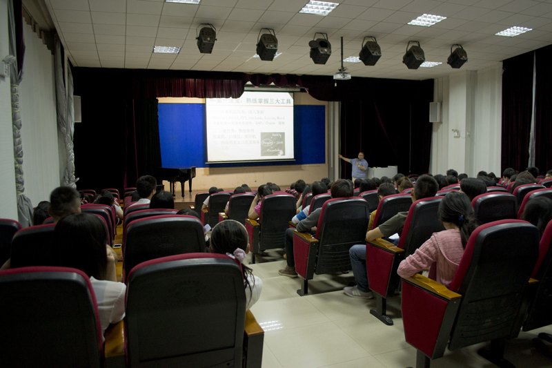 亞馬遜高級人力資源經(jīng)理譚大年先生為云南師范大學(xué)商學(xué)院學(xué)生開展題為“腳踏實地迎接挑戰(zhàn)”的講座