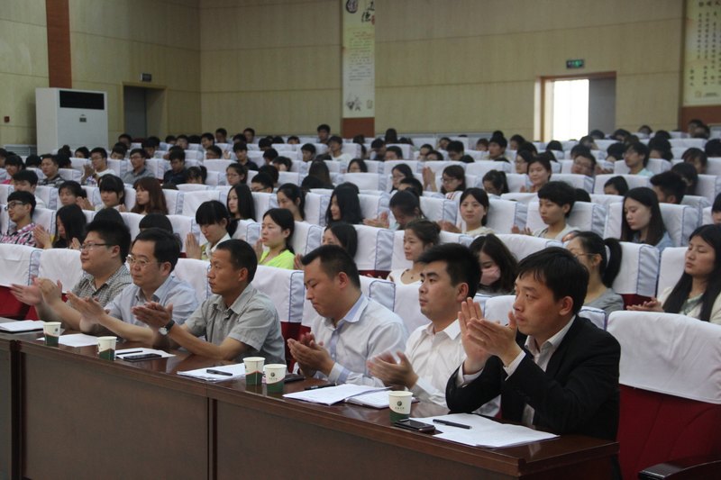 許昌市“優(yōu)秀大學生村官——青年學生面對面”交流活動在許昌學院舉行