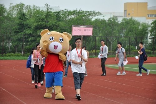 上海電力學(xué)院舉辦“中國(guó)夢(mèng),‘易’起動(dòng)”易班趣味運(yùn)動(dòng)會(huì) 校第十屆師生體育節(jié)同天開(kāi)幕