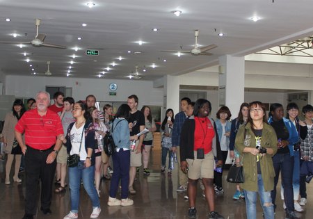 美國學(xué)生代表團(tuán)參與中國傳統(tǒng)文化體驗(yàn)課程