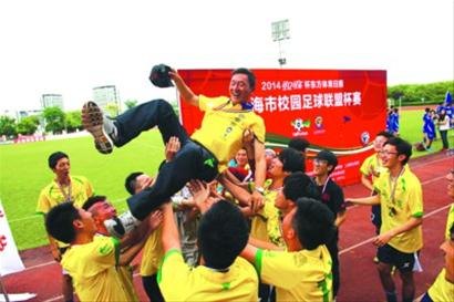 《新聞晨報(bào)》《解放網(wǎng)》:前國腳執(zhí)教 電力學(xué)院奪冠