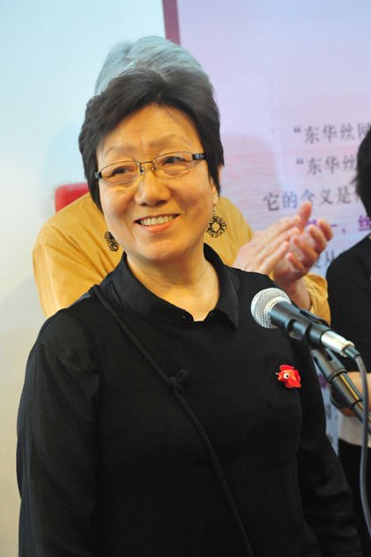 讓藝術創新惠及大眾——東華大學絲網花精品展開幕 吳靜芳教授15載傳播時尚技藝(圖)