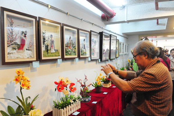 讓藝術創新惠及大眾——東華大學絲網花精品展開幕 吳靜芳教授15載傳播時尚技藝(圖)