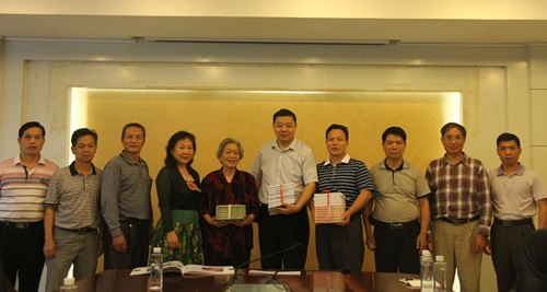 83屆中文班部分校友返校捐書和座談