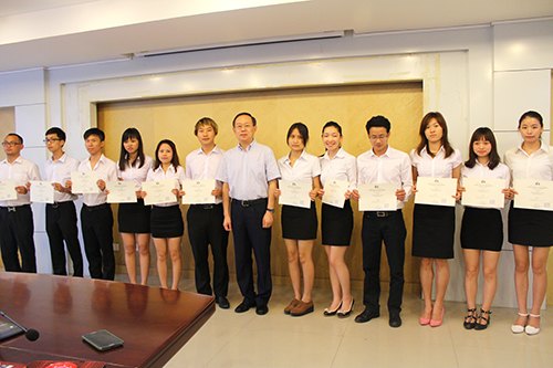 2014屆服裝設(shè)計(jì)與工程(零售方向)畢業(yè)生順利結(jié)業(yè)