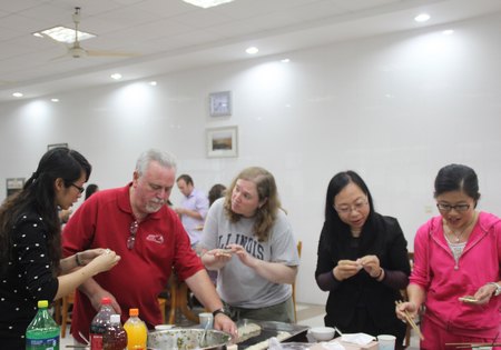 美國訪學代表團師生品中國民俗話惜別情誼